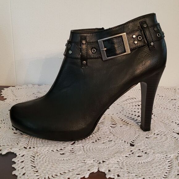 EUC Maurices Black Faux Leather Boots Booties with Belt & Buckle Accent Sz 9.5M - Picture 4 of 9